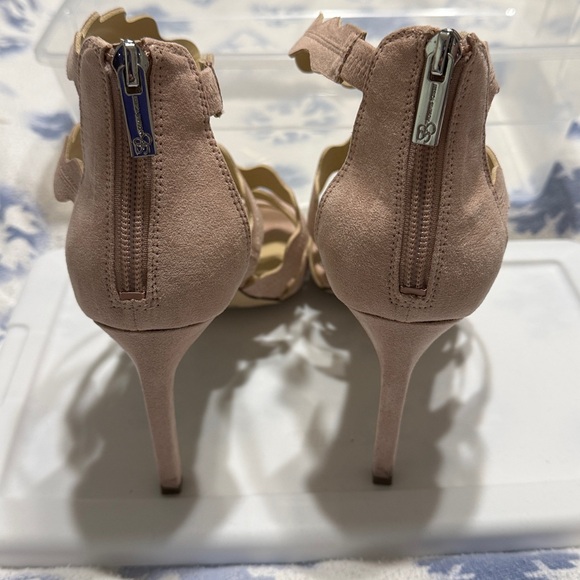 JS Elegant Pink Ruffle Heels - Picture 4 of 7